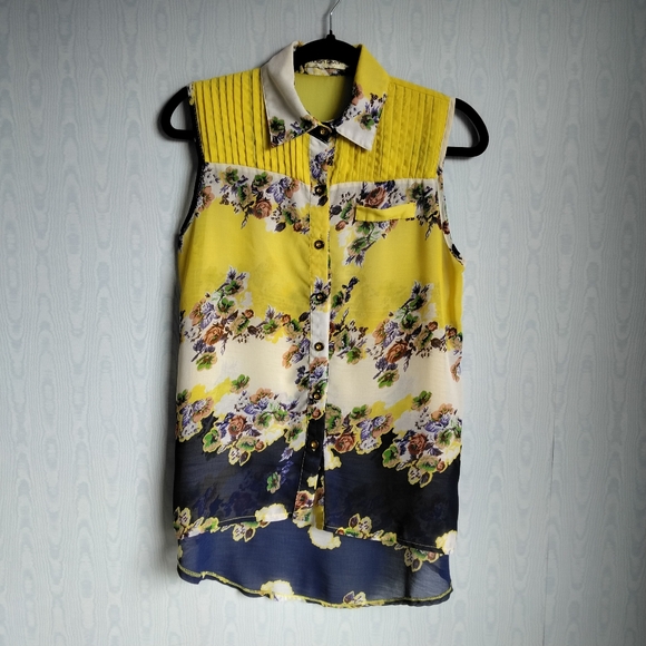 Moon River Tops - 4/$20 Moon River Sheer Chiffon Floral Pintuck Button Down Sleeveless Blouse M